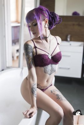 (Suicide Girls) Bridget – বাবল স্নান