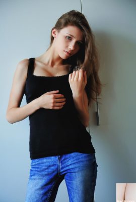 শ্যামাঙ্গিনী টিন মিলা আজুল তার টকটকে বড় মাইয়ের উন্মোচন করে এবং নগ্ন পোজ দেয় (20 পি)