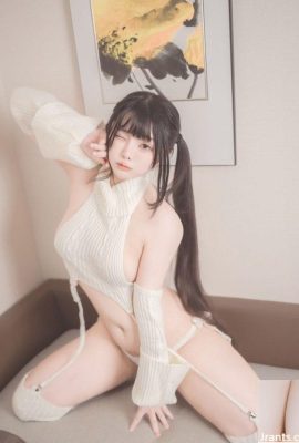 যুবতী মেয়েটির ছোট্ট ভগ