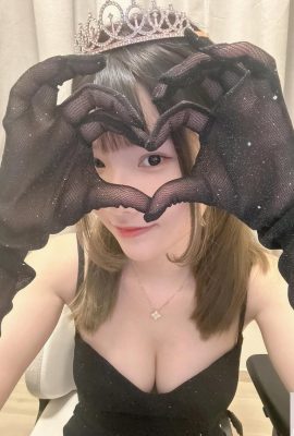 “লিলি ইয়িম” এর সুন্দর স্তন এবং গভীর খাঁজ রয়েছে যা উপেক্ষা করা যায় না (10 পি)