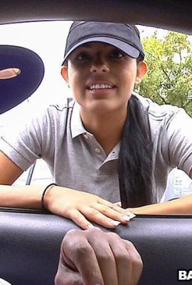 আনন্দের সাথে গ্রিনিংয়ে একটি সুন্দরী মেয়েটি দেখে এটি সন্তুষ্ট (12 পি)