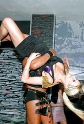 একটি বন্য মাতাল পার্টিতে স্লুটি স্তন বিস্ফোরিত হয়েছে (15P)