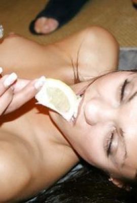 স্লুটি স্বর্ণকেশীর সমতল পেট গ্রুপ সেক্সের পরে বীর্যে আবৃত (11P)