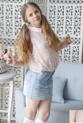 ফ্যাকাশে রেডহেড নাস্তিশকা তার টিন বড (20P) উন্মোচন করার সময় তার চুল বেণীতে পরেছেন