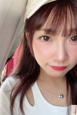 চিয়ারলিডিং হটি “জিয়ান ডিকি” এর মিষ্টি হাসি খুব কমনীয়? (10P)