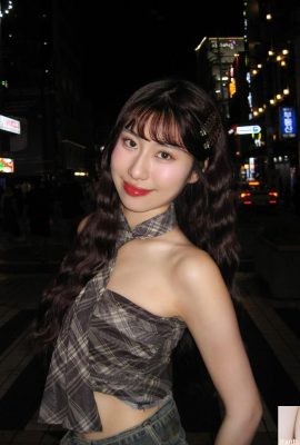 “ইউনা ইউনা” এর একটি কমনীয় এবং মিষ্টি মুখ এবং একটি লোভনীয় ব্যক্তিত্ব রয়েছে (10P)