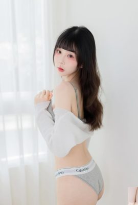 “টোস্ট ব্রেড” সাদা এবং কোমল শরীরের ছবি খুবই আকর্ষণীয় এবং একটি শক্তিশালী প্রলোভন প্রকাশ করে (10P)