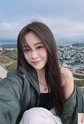 আয়নায় “তানিয়া রুওটং” এর সুন্দর মুখটি খুব উচ্ছল এবং ভালবাসায় পূর্ণ (10P)