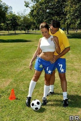 বল খেলার পরে, সৌন্দর্য ঘামে ভিজে গিয়েছিল এবং বাথরুমে বিশ্রাম নেওয়ার জন্য স্নান করেছিল (11P)